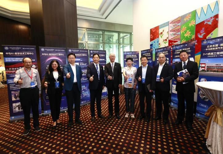 建筑与城乡规划学院韩青教授一行参加第十三届bim技术国际交流会